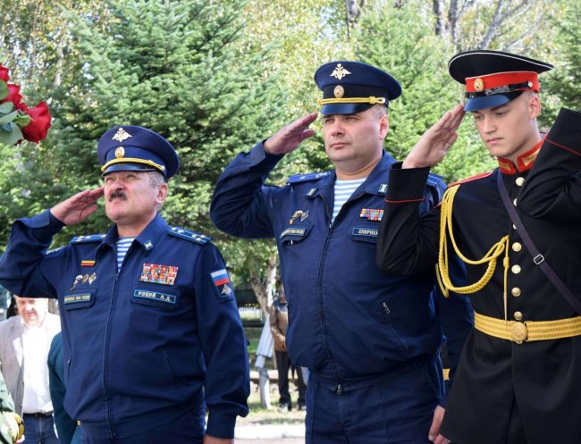 В Уссурийске открыли памятник погибшему в Сирии генералу Асапову    