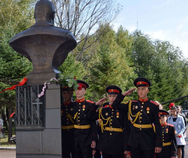 В Уссурийске открыли памятник погибшему в Сирии генералу Асапову    