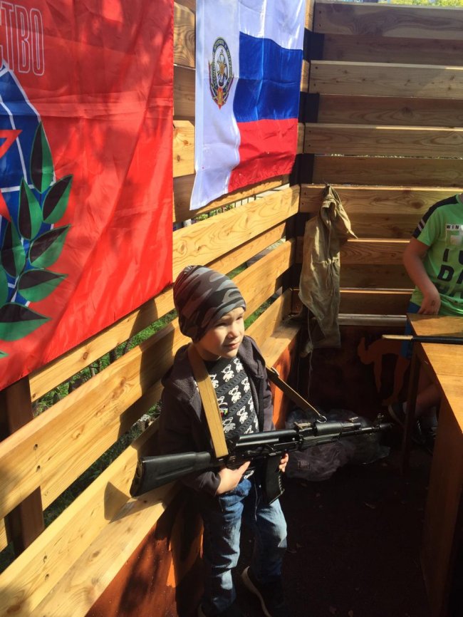 На празднике в ЭкоПарке детям доверили оружие
